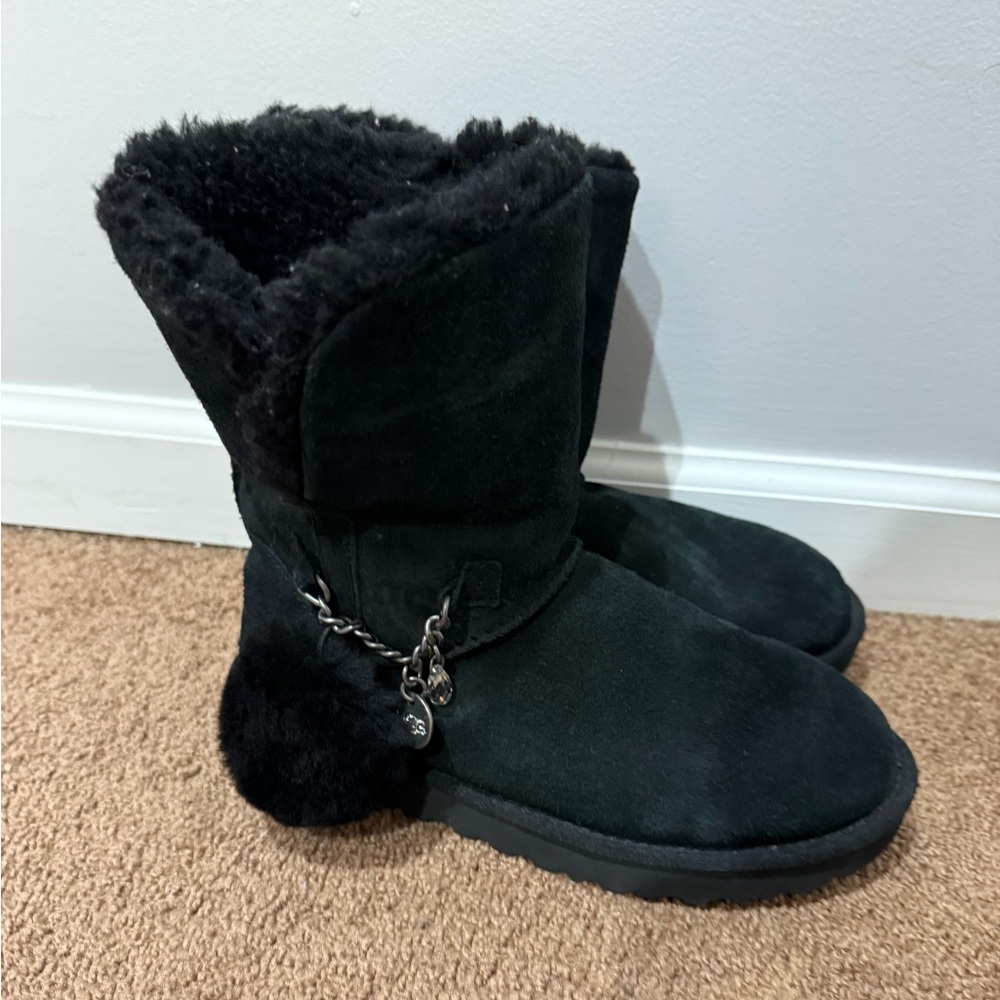 UGG Women’s Classic Short Charm‎ Boots Size 8 Excellent! Black
